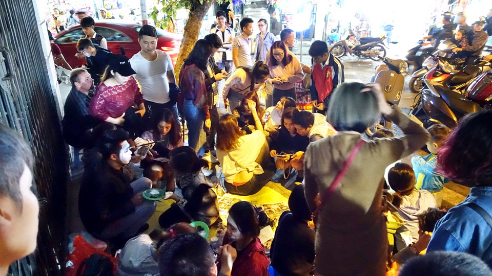 Dịch vụ vẽ mặt, hóa trang thu hút khá đông người tham gia. Nhiều bạn trẻ phải xếp hàng chờ đến lượt