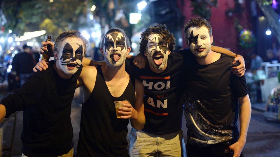 Hào hứng nhất có lẽ là những người nước ngoài. Họ không ngần ngại biến hóa thành nhiều nhân vật để thể hiện được đúng chất kinh dị của lễ hội hóa trang