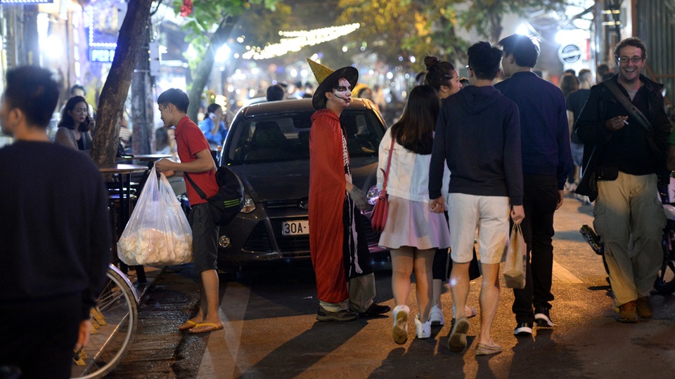 
Náo nhiệt nhất là các phố tây như Hàng Mã, Tạ Hiện, Lương Văn Can, Đào Duy Từ... vì những nơi này tập trung nhiều người nước ngoài. Người tham gia không ngần ngại hóa trang thành các nhân vật kinh dị để hưởng ứng không khí lễ hội ma quỷ.
