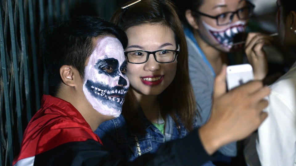 Tranh thủ lưu lại khoảnh khắc trong lễ hội ma quỷ