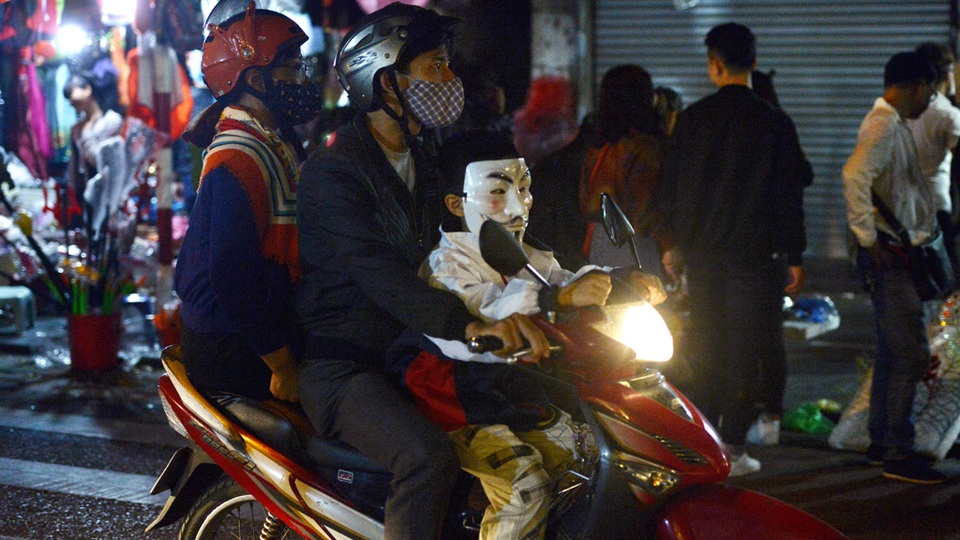 
Theo nhiều người, năm nay không khí đêm Halloween tại Hà Nội có phần trầm lắng hơn mọi khi. Tại các địa điểm vui chơi, những hình ảnh hóa trang kinh dị, ma mị không ấn tượng và cầu kỳ như mọi năm.
