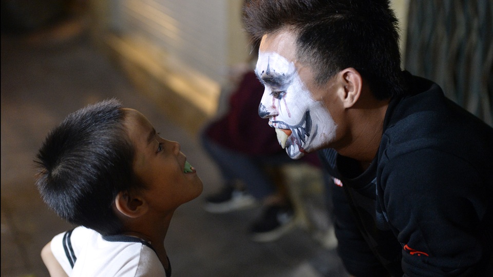 
Em nhỏ thích thú trước một khuôn mặt hóa trang thành thây ma
