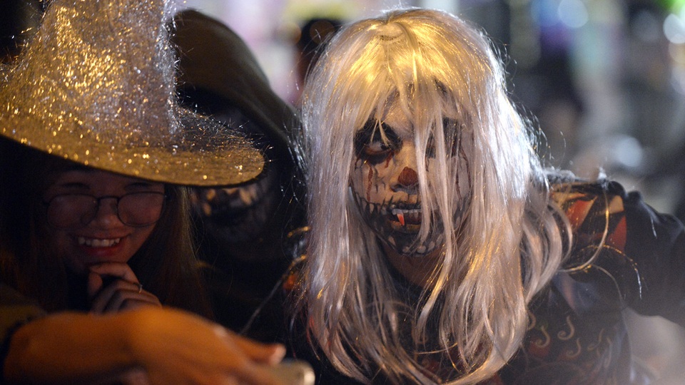 
Các bạn trẻ sáng tạo ra khá nhiều hình ảnh ma mị, kỳ quái. Trong đó, khuôn mặt thần chết, ma cà rồng, phù thủy… được ưa chuộng hơn cả.
