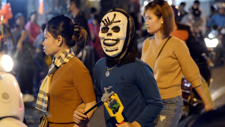 
Lễ hội truyền thống Halloween (lễ hội ma quỷ) rất nổi tiếng ở phương Tây, diễn ra vào đêm 31/10 hàng năm. Ở Việt Nam, vài năm trở lại đây, ngày lễ đặc biệt này được khá đông các bạn trẻ ở thành phố hưởng ứng. Tối qua 31/10, tại khu vực phố cổ Hà Nội, nhiều bạn trẻ đã hóa trang từ sớm để hòa mình vào ngày lễ.
