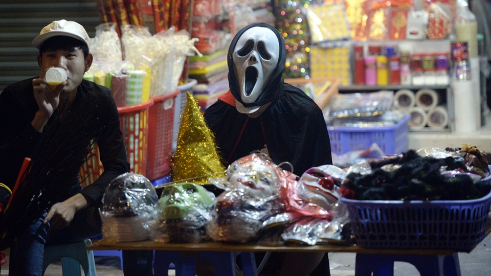 Một người bán hàng tại phố Hàng Mã (Hà Nội) gây chú ý khi hóa trang thành thần chết