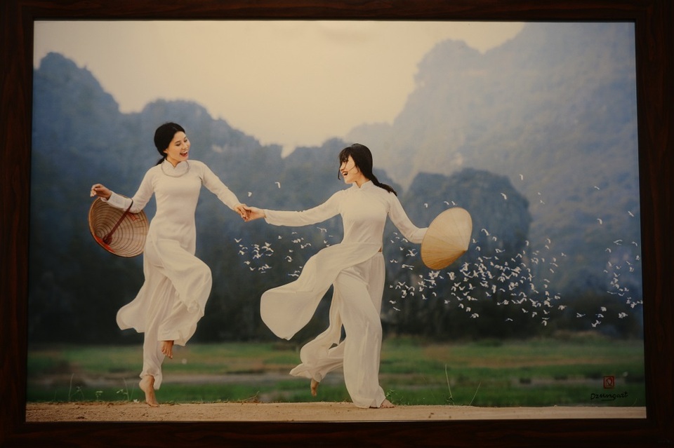 
Trong mỗi tác phẩm, người xem dễ dàng cảm nhận được vẻ đẹp dịu dàng, lãng mạn nhưng lại rất trẻ trung, tươi mới của người con gái Việt khi mặc áo dài.
