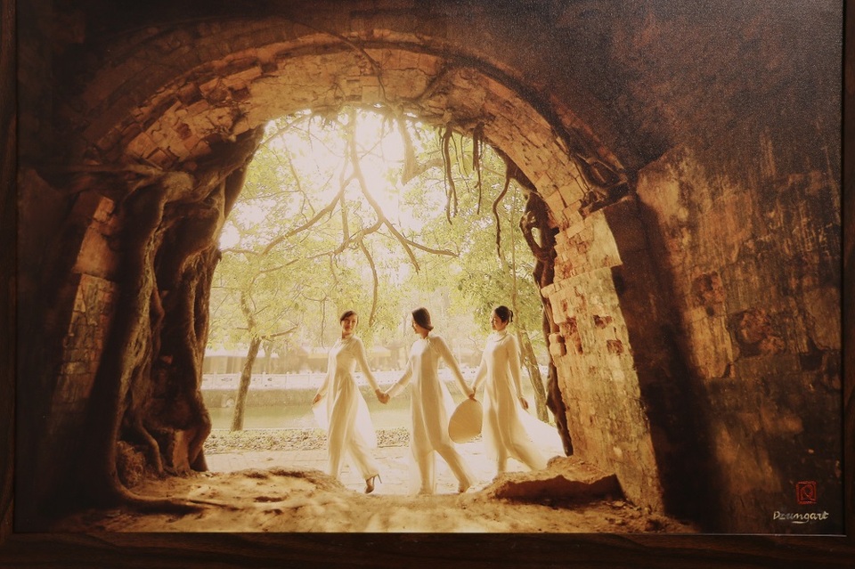 
Một bức ảnh lấy bối cảnh là cổng thành cổ Sơn Tây rất nổi tiếng.
