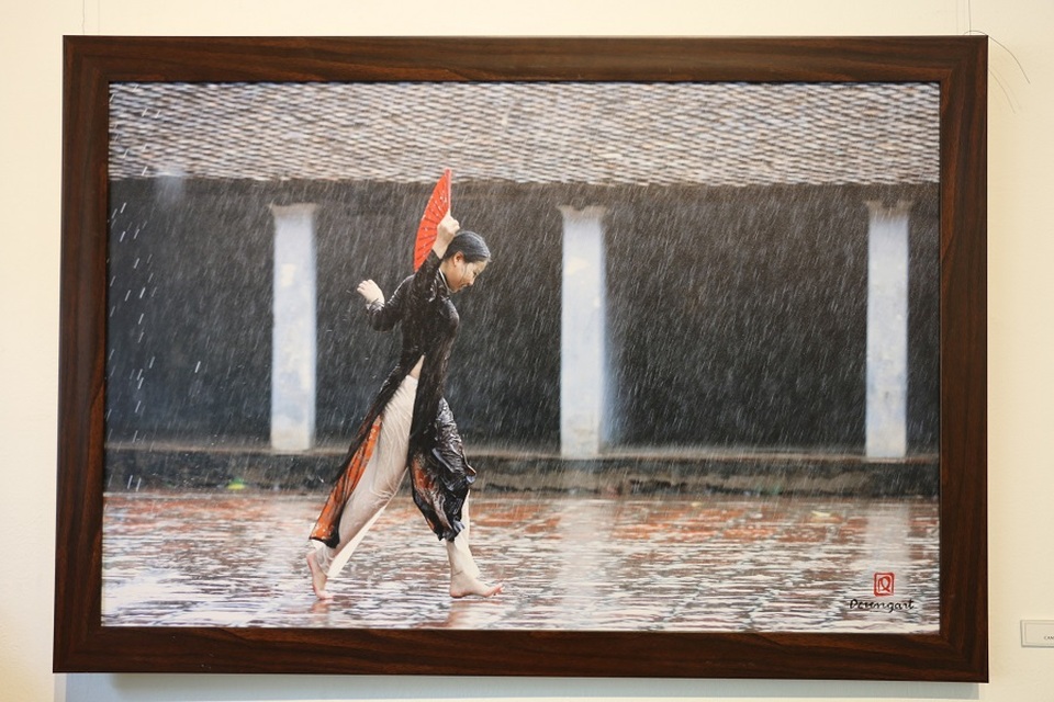 
Bức ảnh thể hiện khoảnh khắc phá cách của người con gái Việt trong bối cảnh cơn mưa tầm tã.
