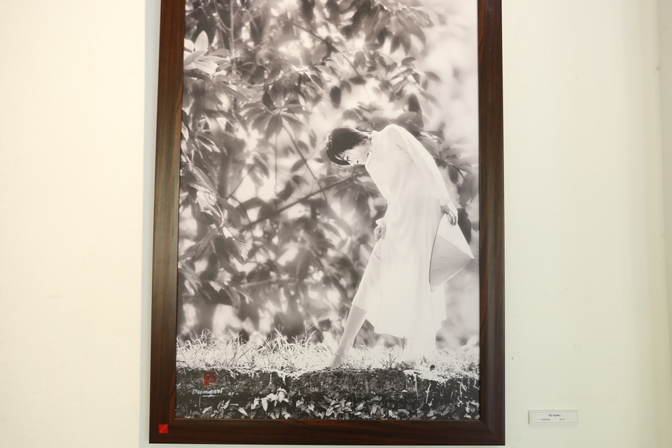 
Tác phẩm ảnh đen trắng thể hiện vẻ đẹp trong sáng, cái duyên xưa mơ màng, dung dị của người con gái Việt trong tà áo dài truyền thống.
