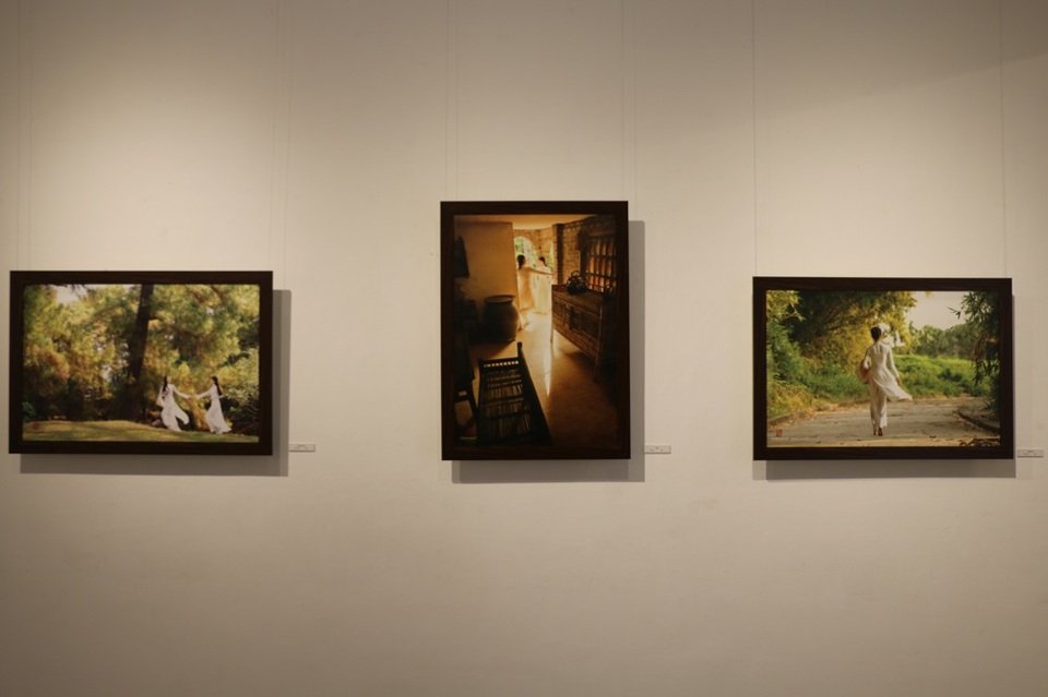 
Các tác phẩm ảnh được tác giả thực hiện trong khoảng 3 năm gần đây, với chủ thể là các thiếu nữ trong trang phục áo dài, trên nên bối cảnh xưa cũ.
