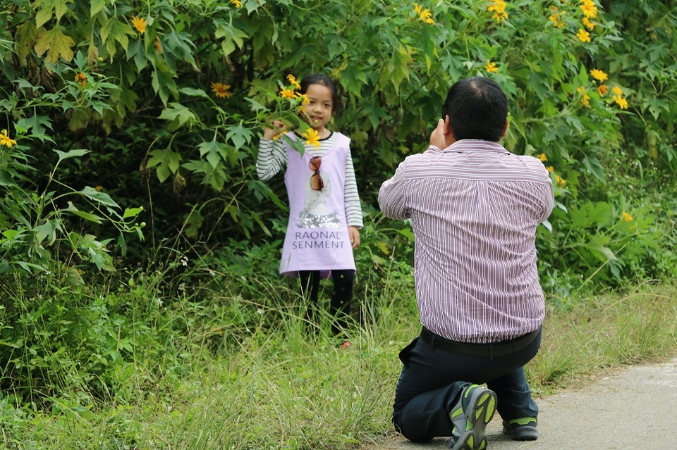 Các bạn nhỏ cũng được bố mẹ ghi lại những khoảnh khắc tuyệt đẹp bên loài hoa này
