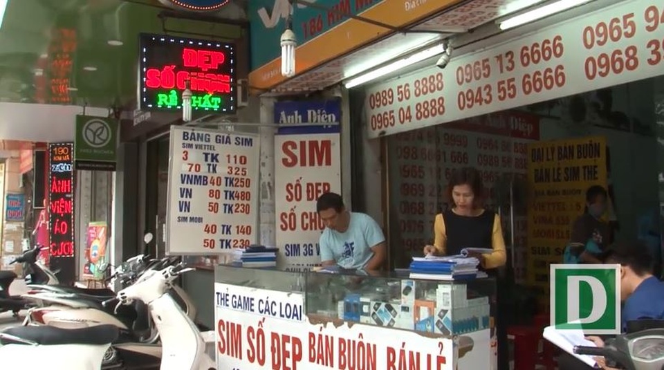 
Nhiều đại lý sim ở Hà Nội cho biết họ vẫn chưa nhận được thông báo chính thức từ các nhà mạng về thời gian thu hồi SIM kích hoạt trước
