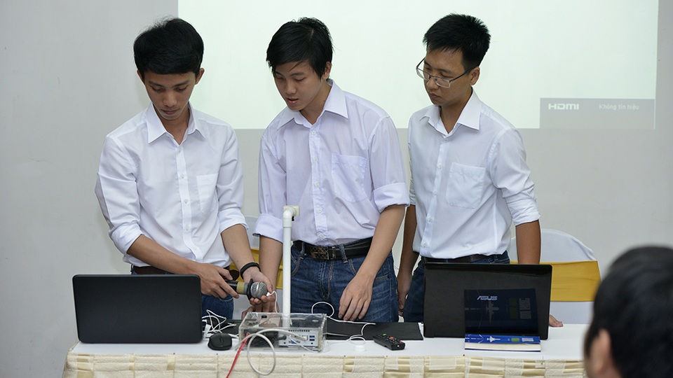 Nhóm sinh viên đến từ ĐH Cần Thơ với sản phẩm là thiết bị hỗ trợ người khiếm thị đọc sách bằng công nghệ nhận dạng hình ảnh gây ấn tượng bởi ý tưởng độc đáo, đòi hỏi sự tích hợp ứng dụng công nghệ cao.