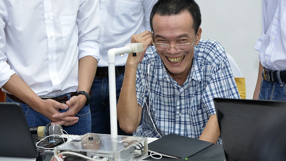 Ông Nguyễn Nhật Quang - Phó Chủ tịch VINASA bày tỏ sự thích thú khi được trực tiếp trải nghiệm sản phẩm. Ông Quang đánh giá đây là một ý tưởng táo bạo bởi độ khó và phức tạp của sản phẩm khi phải tích hợp được nhiều tính năng về công nghệ cũng như khoa học tiên tiến của thế giới. “Nếu sản phẩm này thành công sẽ thực sự là một công trình để đời. Tôi cho rằng các bạn cần nghiên cứu thêm trong việc xử lý ngôn ngữ để làm sao rút ngắn được thời gian chờ đợi, rồi cách phát âm, nhận diện tên riêng, địa danh một cách logic và hợp lý hơn”, ông Quang nói.