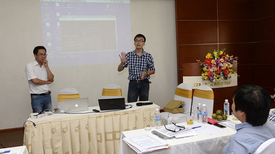 Hội đồng chấm thi chung khảo các sản phẩm CNTT triển vọng năm nay bao gồm 10 nhóm sản phẩm, chủ yếu là nhóm các tác giả trẻ. Hàng loạt câu hỏi xoay quanh sản phẩm sẽ được các chuyên gia đặt ra và nhiệm vụ của thí sinh là phải thuyết phục được các vị giám khảo khó tính.