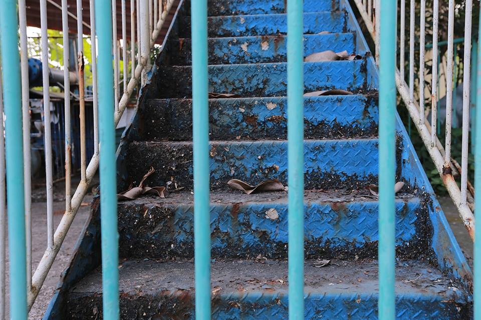 
Các lối cầu thang cửa đóng then cài đã lâu, trông như phế tích.
