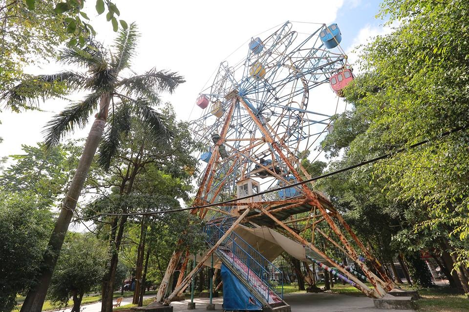 
Vòng đu quay đồ sộ nằm bất động, hoen gỉ theo thời gian.
