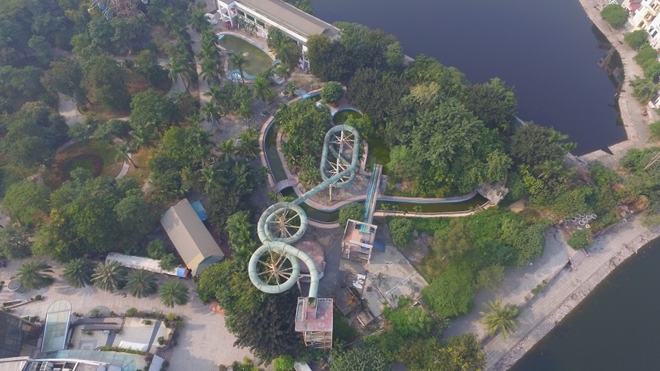 
Công viên Tuổi Trẻ nằm ở vị trí đắc địa giữa quận Hai Bà Trưng (Hà Nội), trong đó có khu công viên nước được xây dựng hoành tráng với hệ thống ống trượt nước khổng lồ, hồ tạo sóng, bể bơi, bể vầy... Từng được kỳ vọng là điểm vui chơi quan trọng phục vụ người dân Thủ đô thế nhưng nhiều năm nay, khu công viên nước này đắp chiếu, các hạng mục công trình dần hư hỏng.
