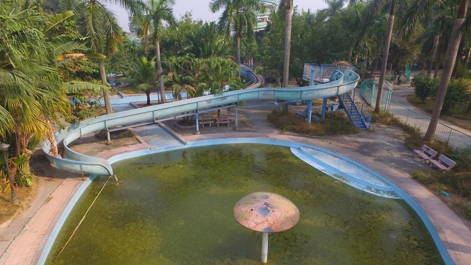 
Khu hồ tạo sóng, bể bơi, bể vầy nay trở thành nơi chứa nước bẩn tù đọng, bốc mùi hôi thối.
