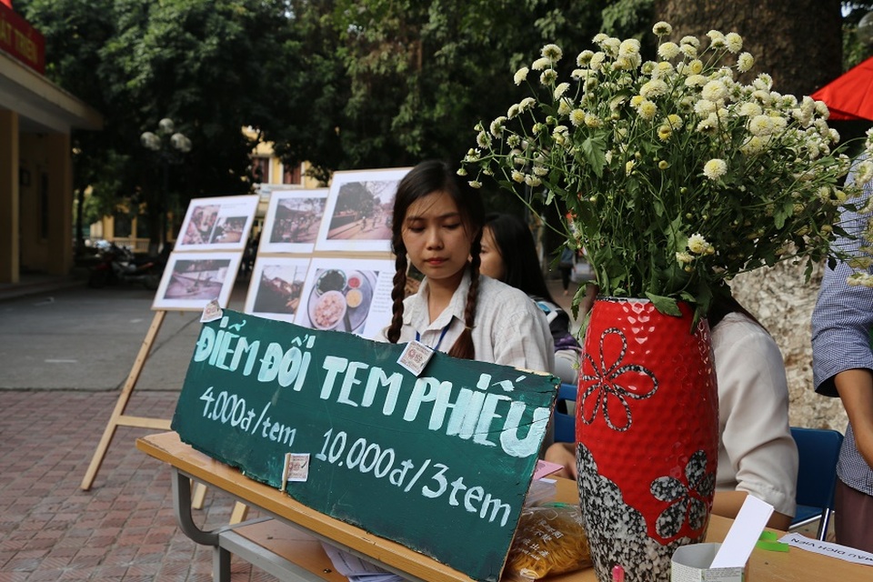 
Một cửa hàng mậu dịch với hình thức mua bán bằng tem phiếu. Với giá quy đổi 10.000 đồng/3 tem phiếu, khách hàng có thể sử dụng chỗ tem phiếu này để mua đồ ở cửa hàng mậu dịch.
