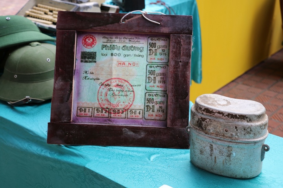 Hình ảnh cặp lồng và tem phiếu mua đường được các bạn sinh viên sưu tầm, trưng bày trong triển lãm