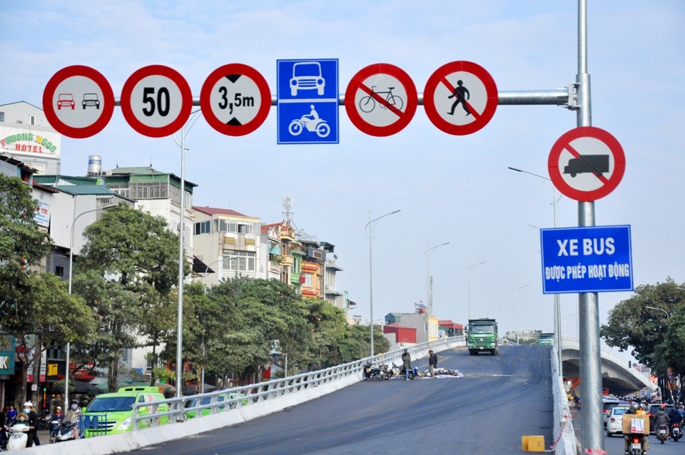 
Các phương tiện được phép lưu thông trên cầu với tốc độ tối đa 50km/h. Cầu vượt được xây dựng với quy mô 2 làn xe ô tô và 2 làn xe hỗn hợp (xe buýt được phép lưu thông) và cấm người đi bộ, xe đạp, xe có chiều cao quá 3,5 m.
