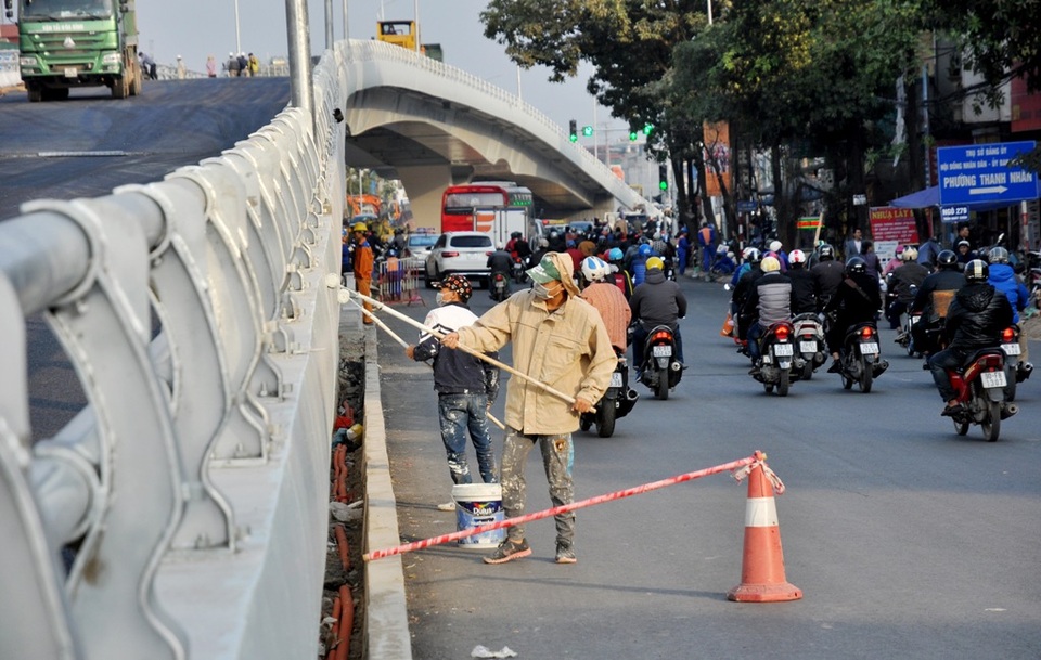 Theo đại diện BQL Dự án, đến thời điểm hiện tại cầu vượt này đang trong quá trình hoàn thiện những hạng mục cuối cùng. Hệ thống biển báo, đèn giao thông đã được lắp đặt, thành cầu đang được các công nhân sơn khớp nối kỹ thuật.