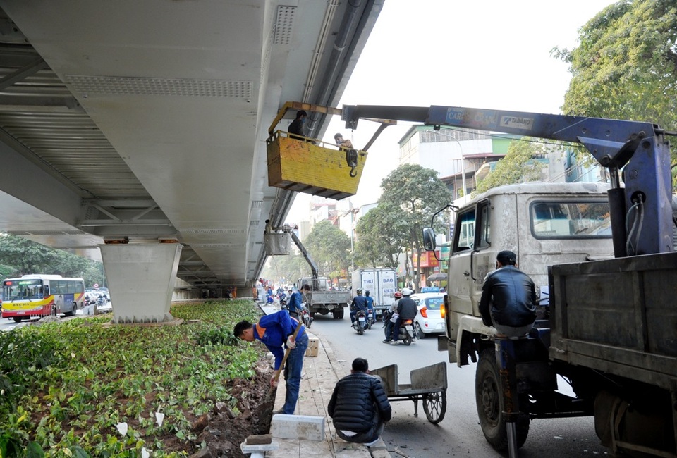 Ngoài những kết cấu thép lắp ghép, cầu vượt Ô Đông Mác - Nguyễn Khoái được xây dựng đồng bộ với các hạng mục phụ trợ như: hệ thống thoát nước, bó vỉa, lan can, cây xanh, bồn cây, thảm cỏ… để đảm bảo cảnh quan kiến trúc đô thị, chiếu sáng theo đúng quy chuẩn.