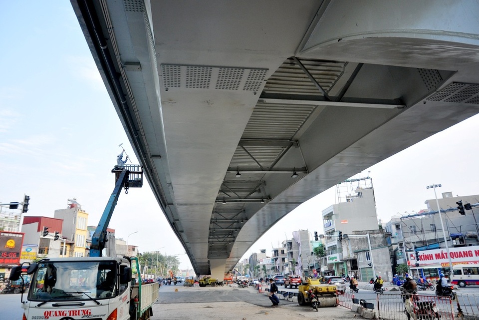 Tuyến giao thông từ Kim Ngưu - Lò Đúc (ngược lại) phía dưới gầm cầu tạm thời được ngăn lại để phục vụ quá trình hoàn thiện công trình.
