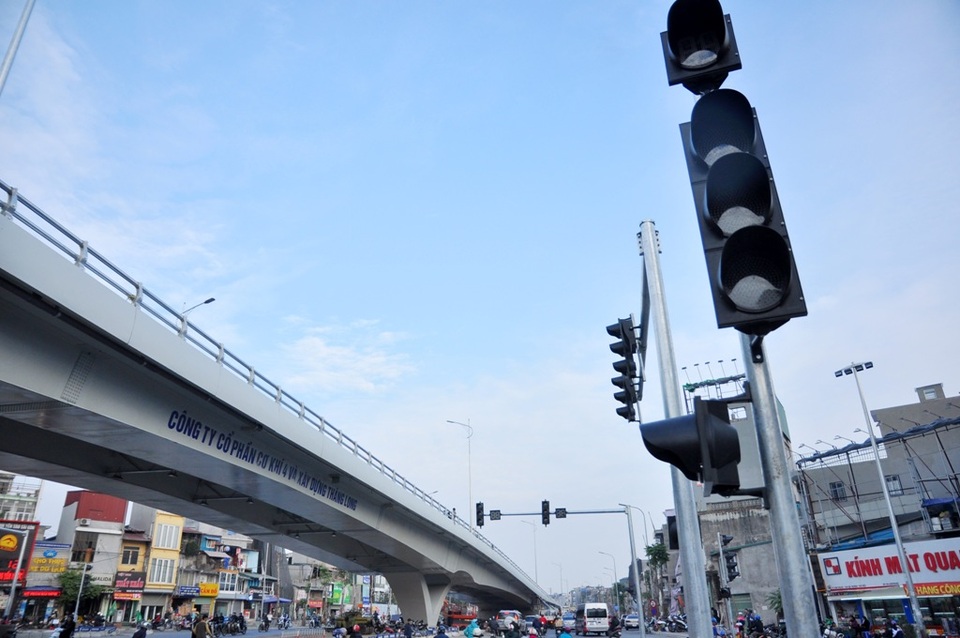 
Theo đó, cầu vượt này được xây dựng bằng kết cấu thép theo hướng vành đai 1, chiều dài cầu 232m, phần cầu chính gồm 4 nhịp, với chiều rộng cầu là 12m. Tổng mức đầu tư là hơn 166 tỷ đồng, trong đó chi phí xây dựng gần 135 tỷ đồng. Cầu vượt Ô Đông Mác – Nguyễn Khoái được xem là 1 trong 8 công trình giao thông cấp bách của TP. Hà Nội nhằm giải quyết tình trạng ùn tắc, đảm bảo an toàn giao thông trên địa bàn thành phố.
