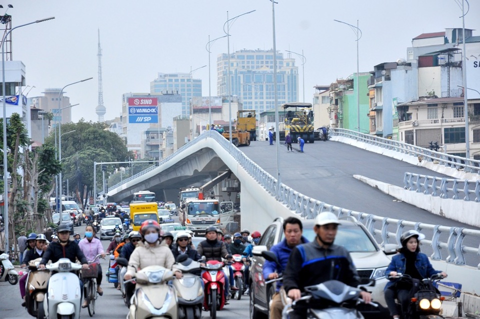 Cầu Vượt Ô Đông Mác – Nguyễn Khoái được khởi công xây dựng vào ngày 29/5/2016 và dự kiến thông xe vào ngày 26/12, sau gần 7 tháng thi công liên tục. Đây được xem là một trong những công trình có thời gian hoàn thành kỷ lục, nhanh chóng so với tiến độ đề ra.