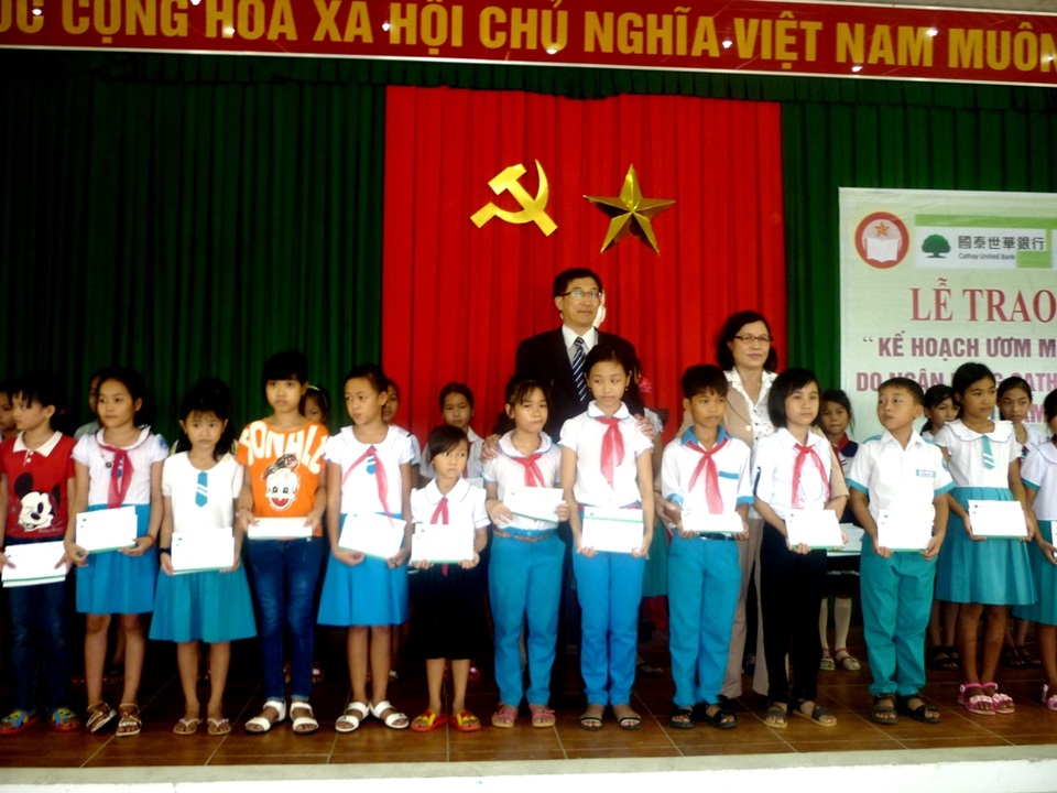 Các em học sinh nhận học bổng “Ươm mầm đại thụ”