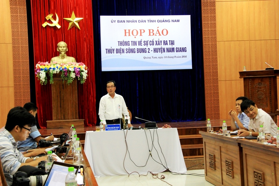 Sự cố vỡ cống dẫn dòng thủy điện: Do nước lũ làm bục cửa van - 1
Ông Huỳnh Khánh Toàn – Phó Chủ tịch tỉnh Quảng Nam chủ trì họp báo sáng nay.
