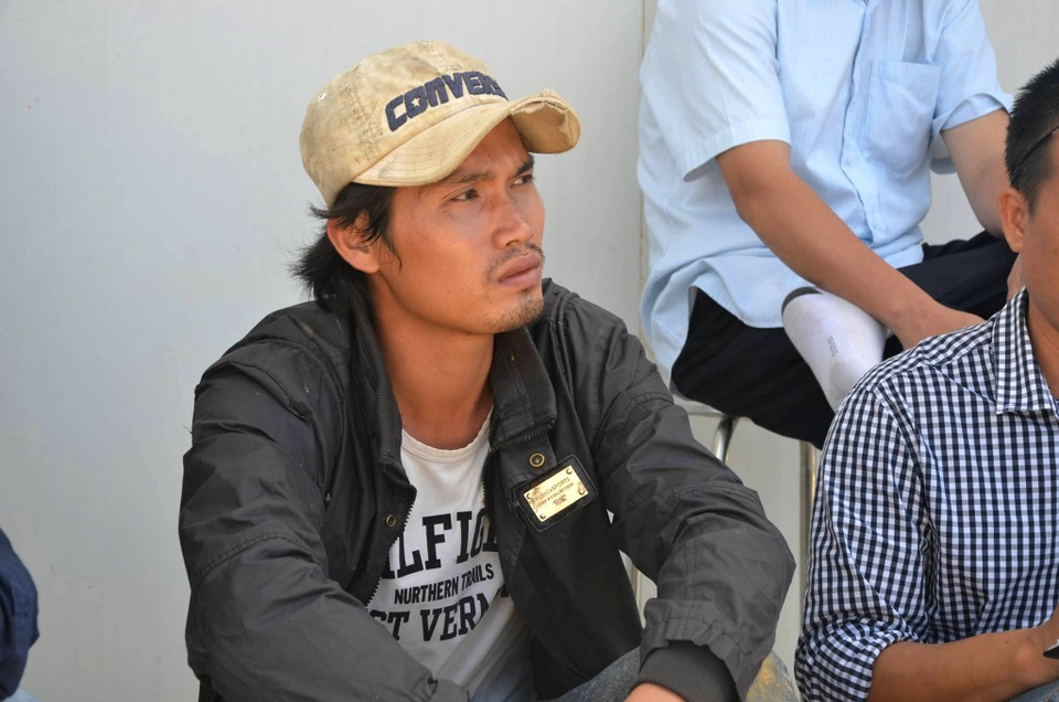 “Khắc phục xong sự cố mới tiến hành thi công tiếp” - 1 Người nhà nạn nhân mất tích đang ở hiện trường tai nạn