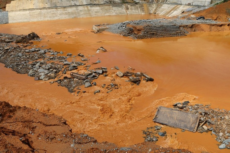 “Khắc phục xong sự cố mới tiến hành thi công tiếp” - 2 Chiếc máy xúc nằm dưới dòng sông Bung