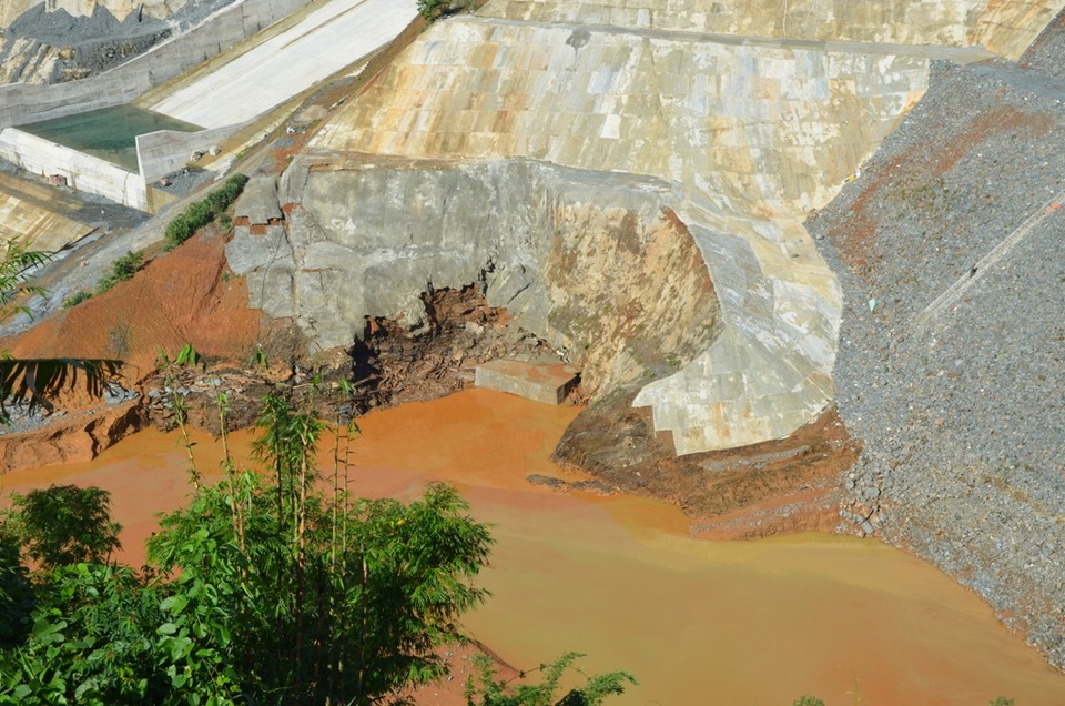 Sự cố vỡ cống dẫn dòng thủy điện: Do nước lũ làm bục cửa van - 4 Cống dẫn dòng thủy điện Sông Bung 2 tan hoang sau sự cố