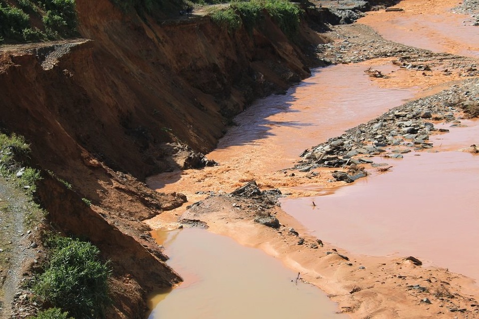 “Khắc phục xong sự cố mới tiến hành thi công tiếp” - 4 Hiện trường vụ vỡ cống gây sạt lở Sông Bung
