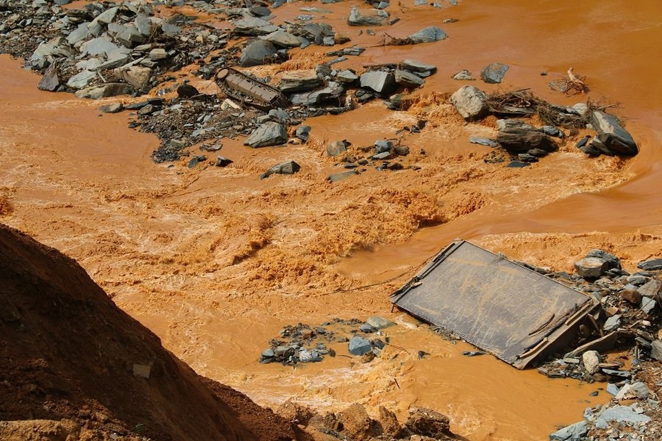 Sự cố vỡ cống dẫn dòng thủy điện: Do nước lũ làm bục cửa van - 7 Hiện trường tan hoang vụ vỡ cống dẫn dòng thủy điện Sông Bung 2