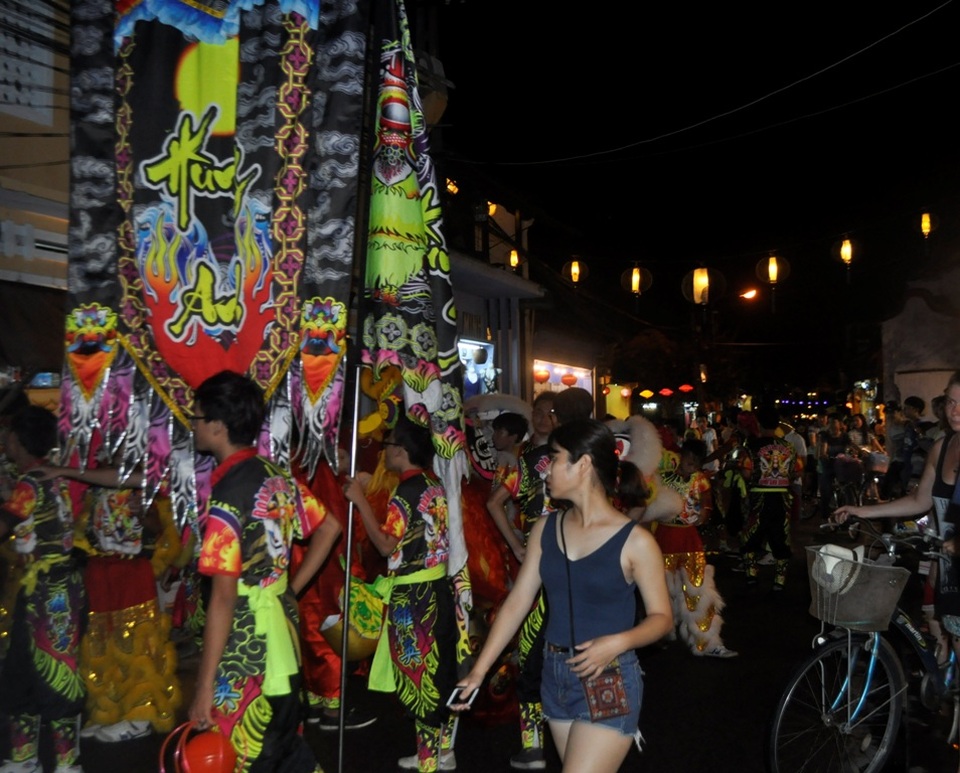 Trong phố cổ cũng kẹt cứng người đi bộ mỗi khi có đoàn múa lân đi qua