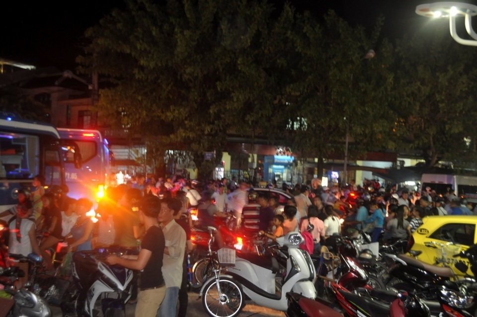 Trước Quảng trường sông Hoài cũng hỗn loạn người và xe