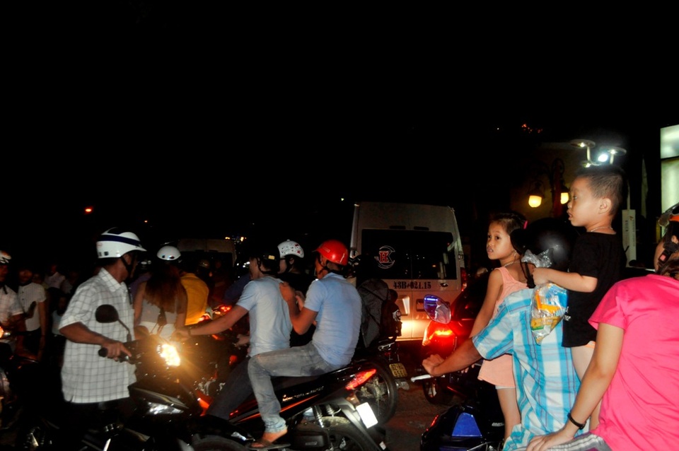 Các em nhỏ được ba mẹ đưa đi chơi cũng phải chịu cảnh đứng đợi rất lâu