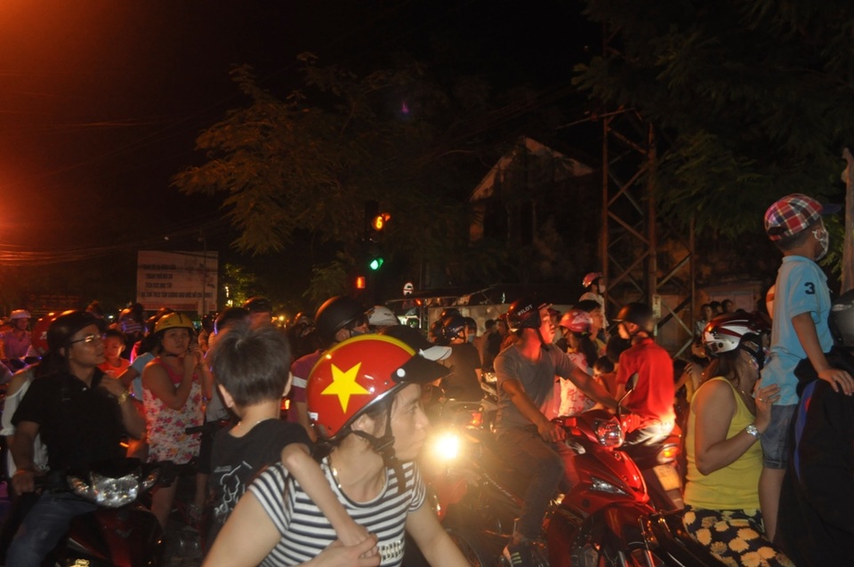 Ngay đèn giao thông cũng kín người khi có đoàn diễn lân