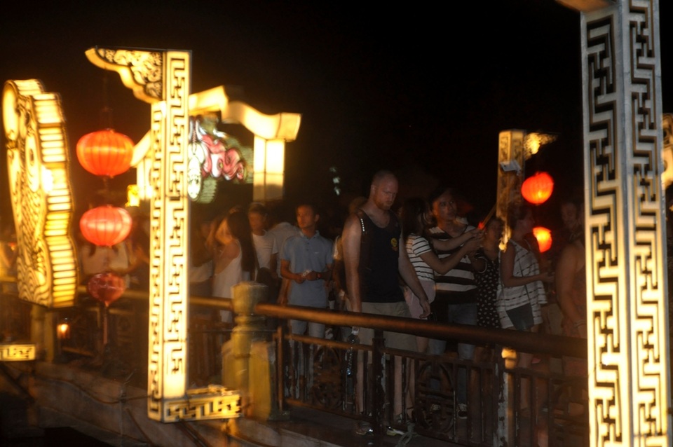 Phố cổ cũng đông nghẹt người