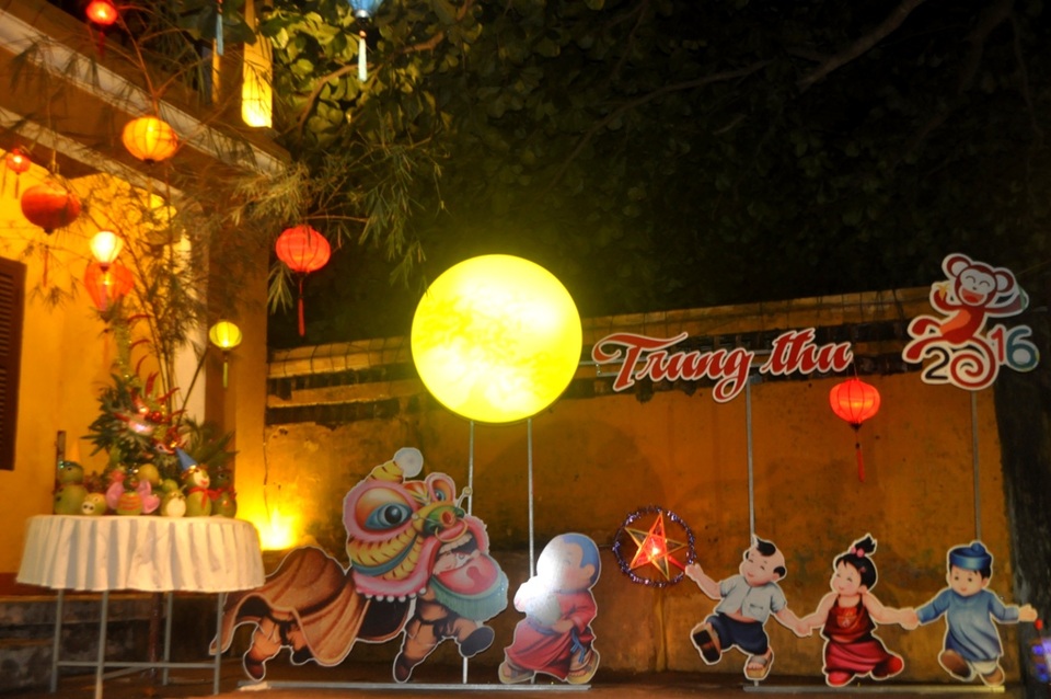 Hàng ngàn du khách đổ về Hội An chơi Trung thu - 1