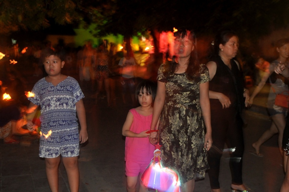 Đưa con dạo phố