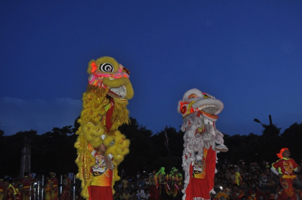 Hội thi múa lân thu hút đông đảo người xem