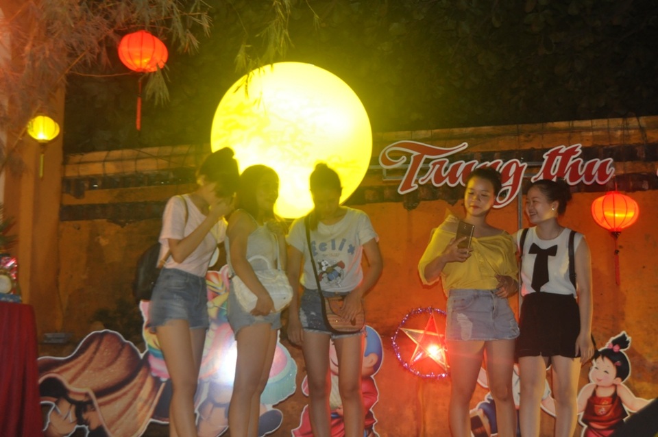 Bạn trẻ chụp ảnh lưu niệm bên mâm cỗ Trung thu