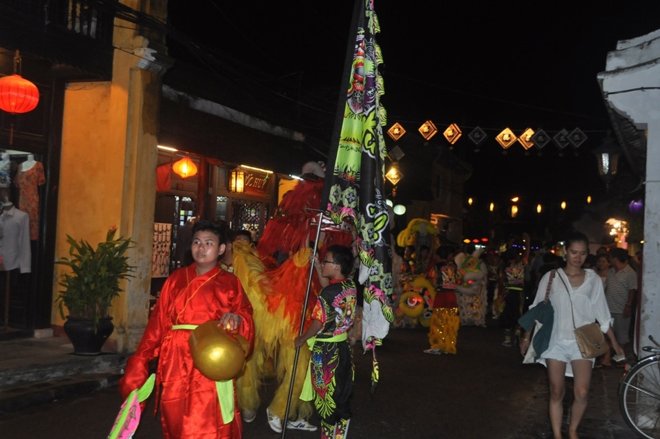 Các đoàn múa lân diễu hành khắp phố cổ, lân đi đến đâu là người xem tập trung đông đúc theo tiếng trống hội giục giã