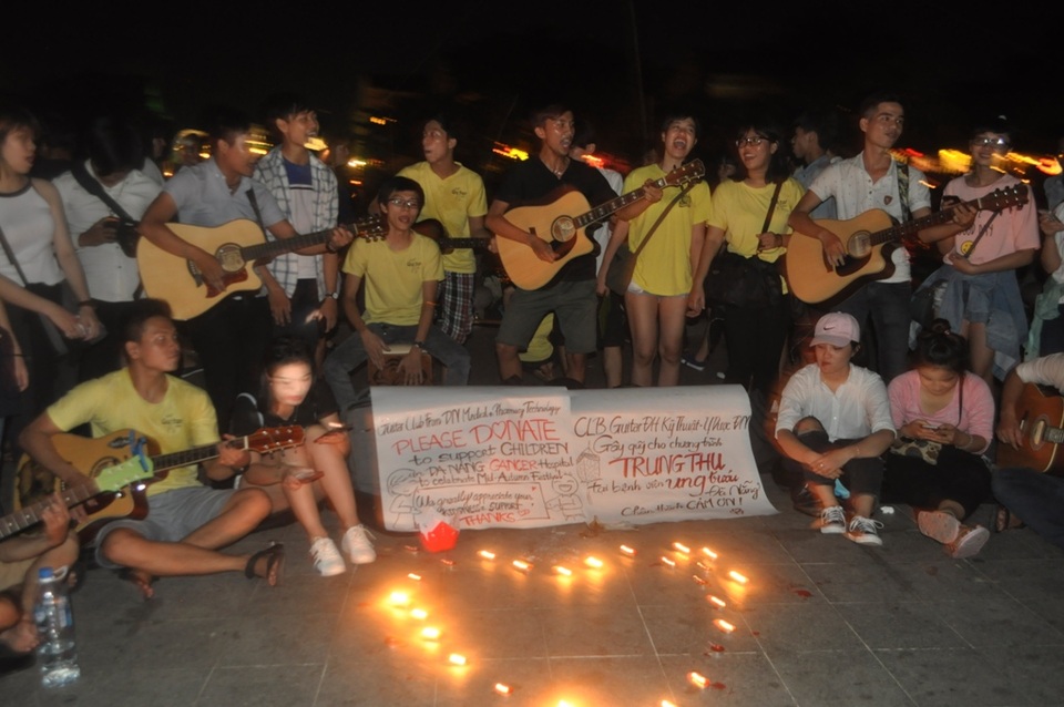 Hàng ngàn du khách đổ về Hội An chơi Trung thu - 5