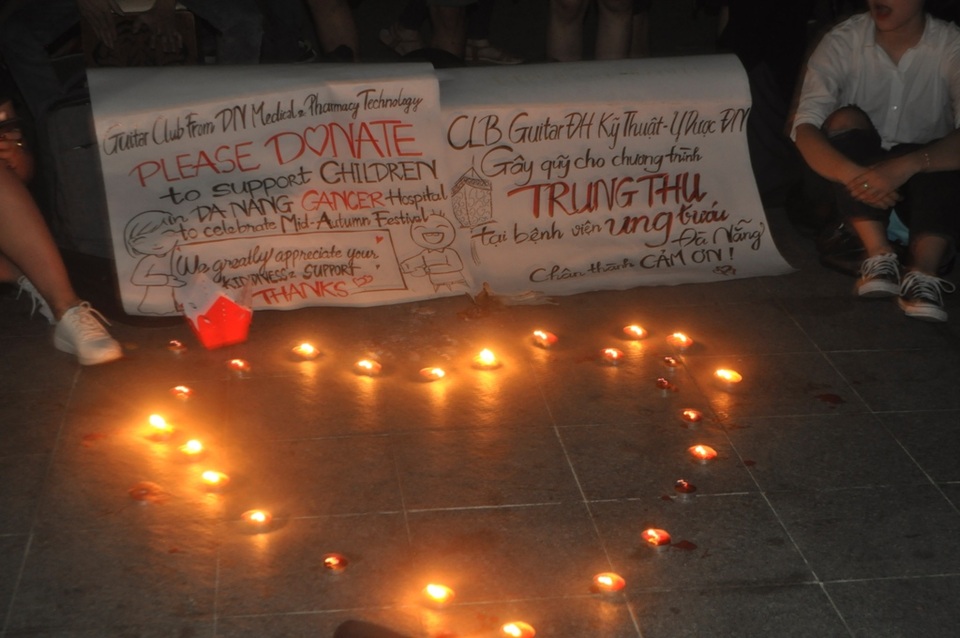 Bạn trẻ CLB guitar ĐH Kỹ thuật - Y dược Đà Nẵng hát gây quỹ cho chương trình Trung thu Bệnh viện Ung bướu Đà Nẵng